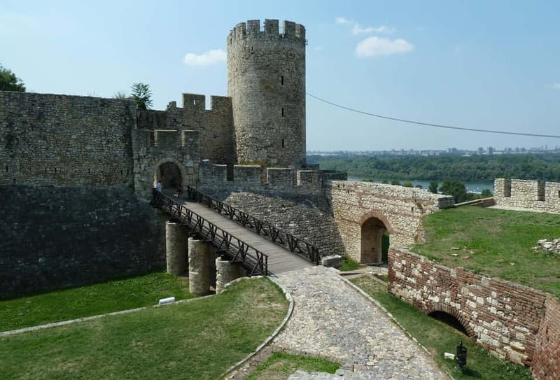 Belgrade: 3-Hour Sightseeing City Tour - Central Belgrade: Royal Palaces, Parliament, and Republic Square