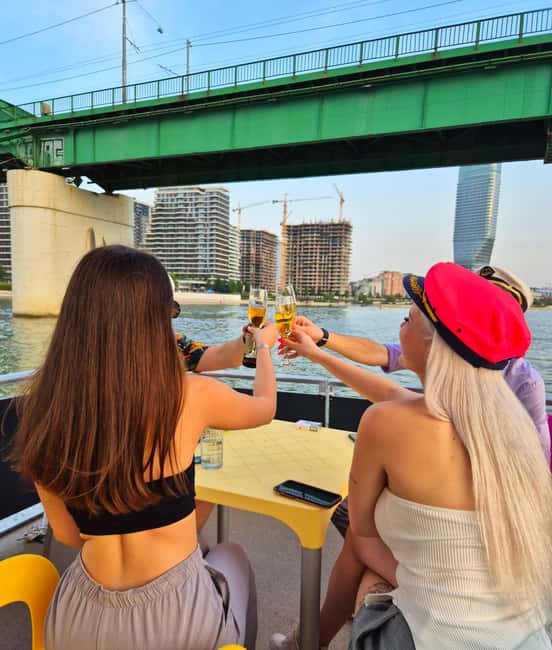 Belgrade: Catamaran Sightseeing Cruise Adventure - Ušće and the Museum of Contemporary Art