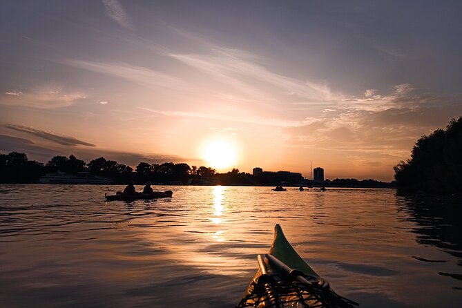 Belgrade sunset kayak tour - Getting comfortable in the kayak