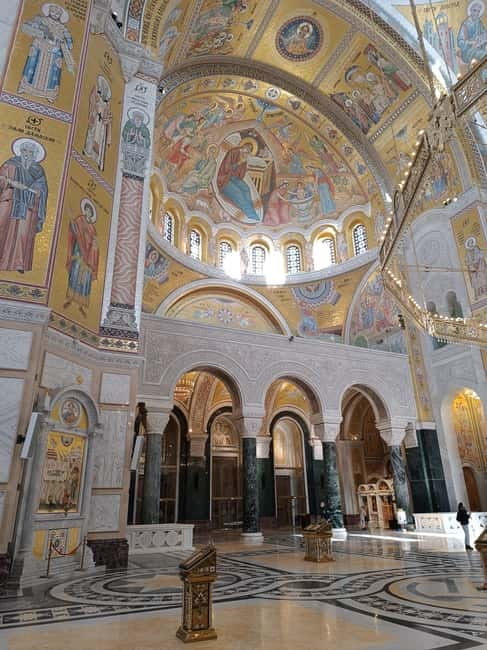 Saint Sava Temple guided tour - Meeting the guide at the yellow umbrella